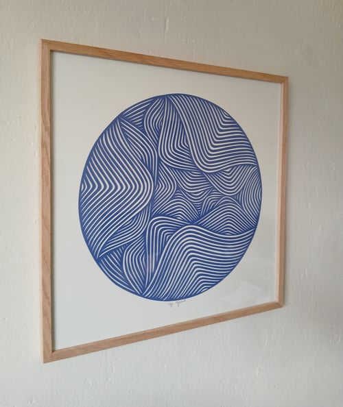 40x40cm papercut, kongeblå, indrammet 