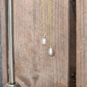 Rosa perle ørekæder – produktbillede