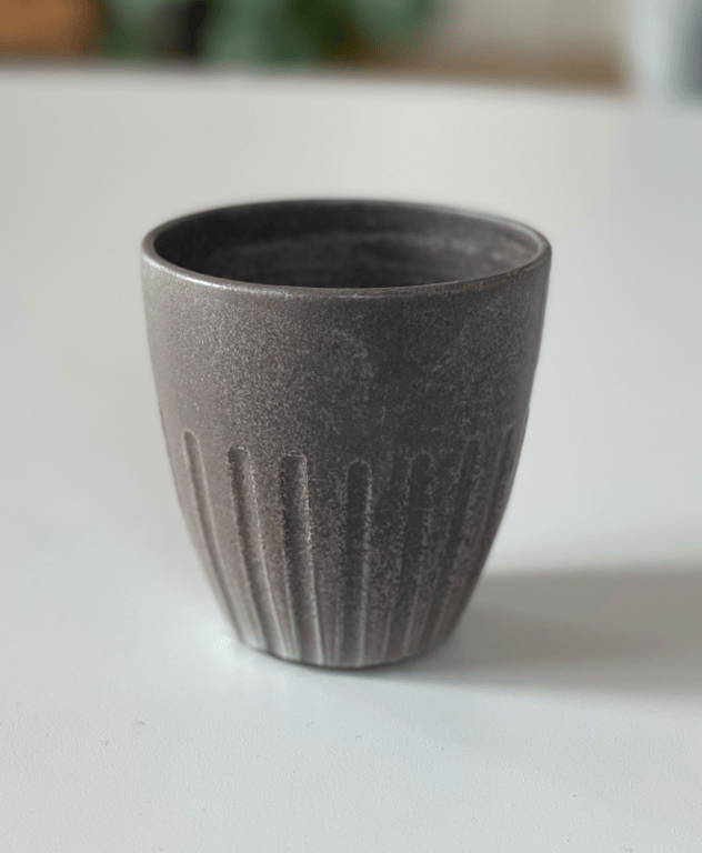 Krus m. riller, mørkt ler, grå