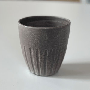Krus m. riller, mørkt ler, grå – produktbillede