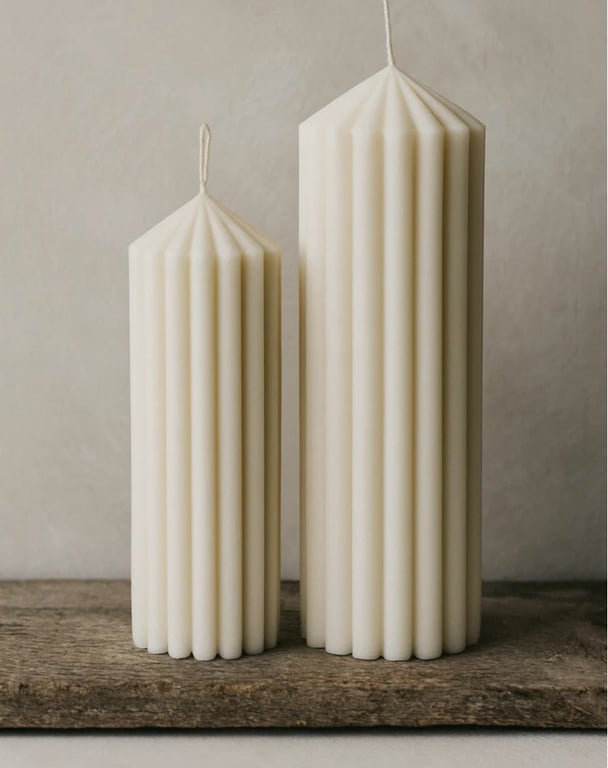 NŌR | Søjlelys | Håndstøbt bloklys med riller
