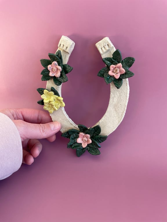 Hestesko - rustik med blomster - holder lykken indeni