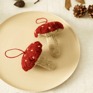 Opskrift: Julepynt - Fluesvamp strikket i finuld – produktbillede