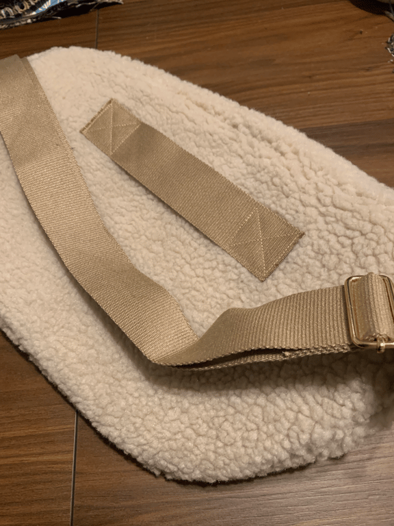 Bæltetaske i beige teddy billede 2