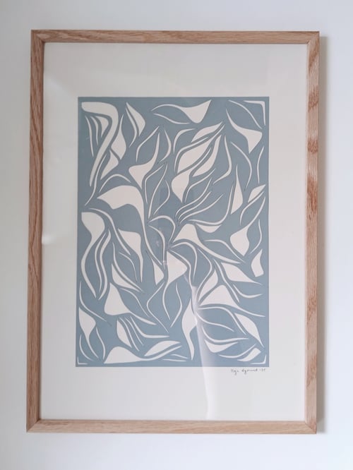 A3 papercut, lys dueblå, indrammet 