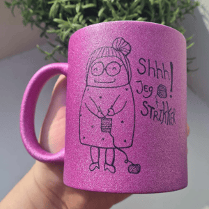 Krus: shhh jeg strikker Lilla Glimmer – produktbillede