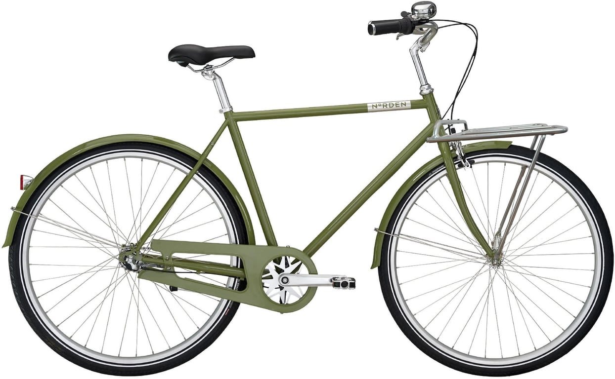 Grøn bycykel med sort sæde, for- og bagagebærer, skærme og klokke, set fra siden på hvid baggrund.