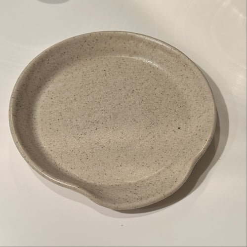 Skeholder beige granit med nister