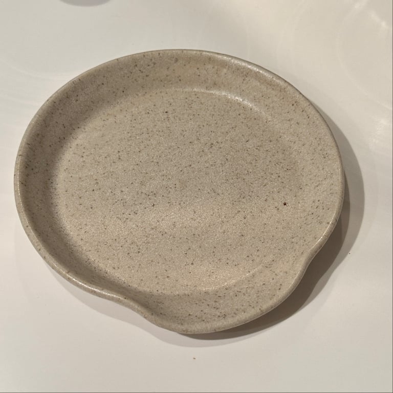 Skeholder beige granit med nister