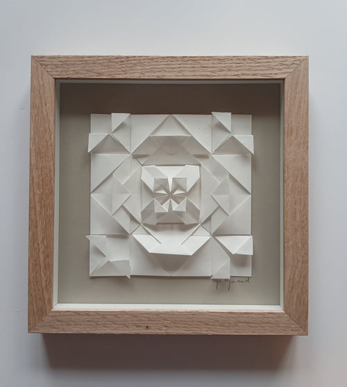 20x20cm foldet værk, hvid-beigegrå, Indrammet 