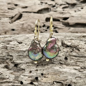 Ørekroge med baroque ferskvandsperler. – produktbillede