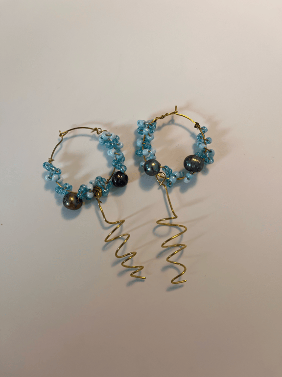 Creoler med lyseblå og mørke ferskvandsperler snoet wire vedhæng billede 2