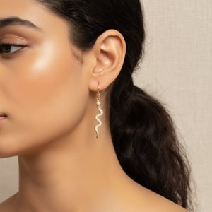 En Enkelt ørering med simili slange – produktbillede