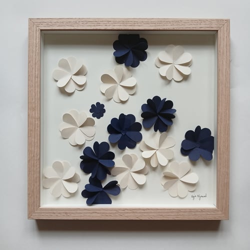 30x30cm 3D papirværk, Marineblå, knækket hvid, indrammet