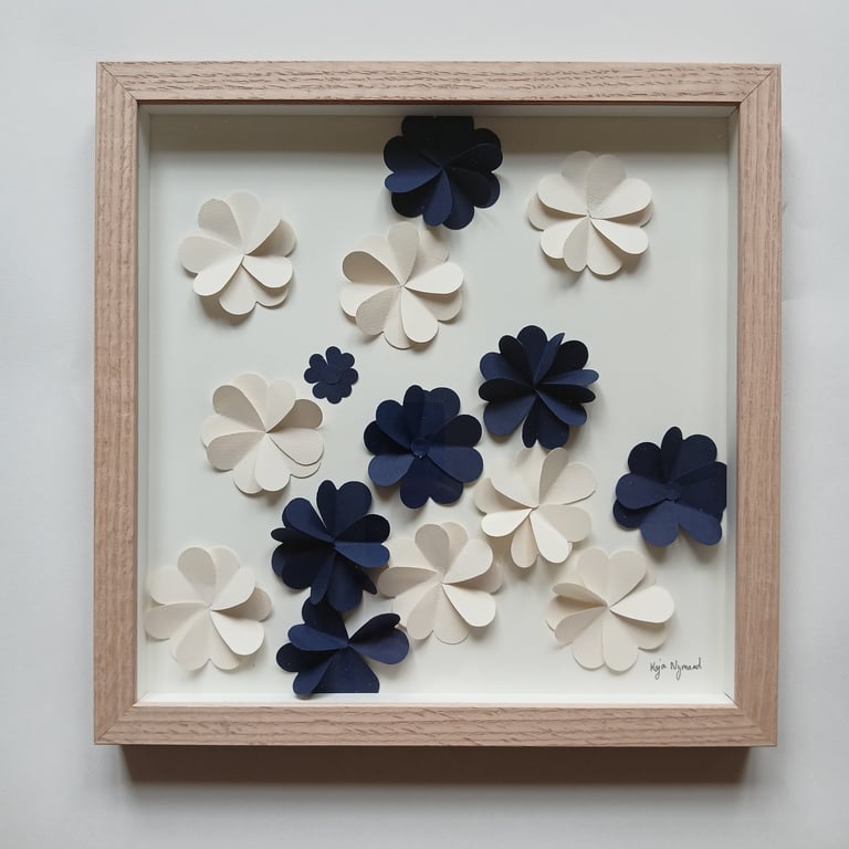 30x30cm 3D papirværk, Marineblå, knækket hvid, indrammet