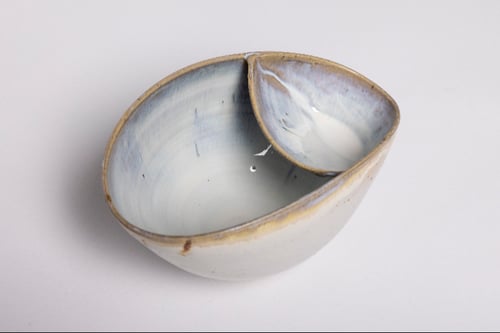 Keramisk skål med en mindre integreret sektion, hvid og blå glasur med brun kant.