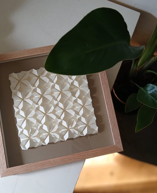 30x30cm, Foldet papirværk. beige, indrammet 