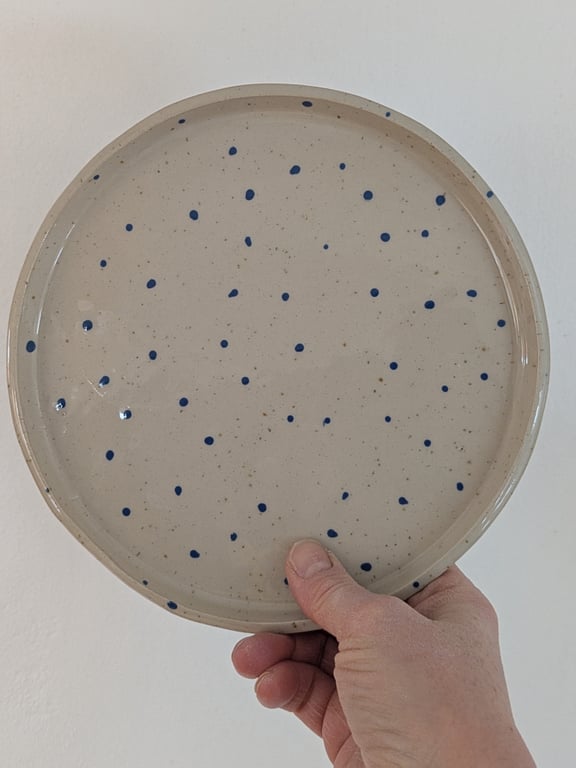 Frokosttallerken med blå prikker 