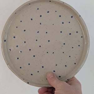 Frokosttallerken med blå prikker  – produktbillede