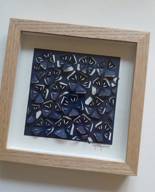20x20cm, 3D papercut, Marineblå, indrammet 