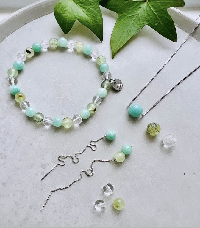 Smykkesæt med Prehnit, mintgrøn Jade og Bjergkrystal.