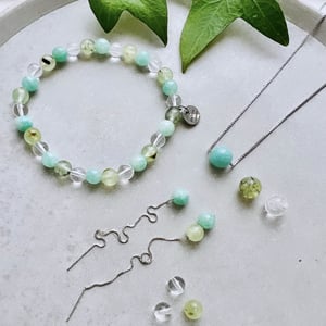 Smykkesæt med Prehnit, mintgrøn Jade og Bjergkrystal. – produktbillede
