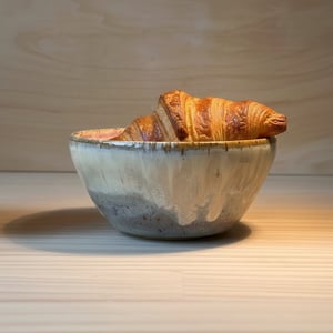 Skål med croissant. D: 12 H: 6 cm – produktbillede