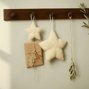 Opskrift: Stor og lille stjerne strikket i finuld – produktbillede