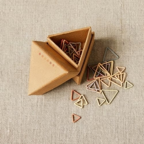 Udsstyr: CocoKnits trekantede maskemarkører i jordfarver