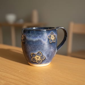 Lilla/Mørkeblå mønstret kop – produktbillede